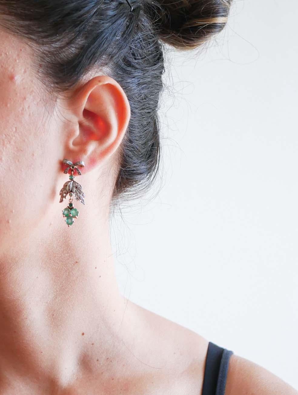 Taille mixte Boucles d'oreilles en or rose, émeraudes et diamants. en vente