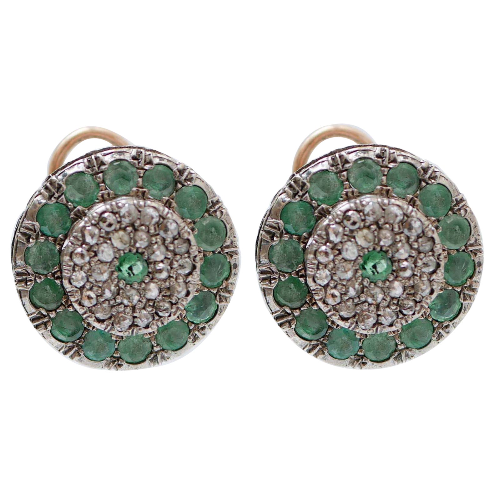Orecchini con smeraldi, diamanti, oro rosa e argento.