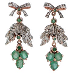 Boucles d'oreilles en or rose, émeraudes et diamants.