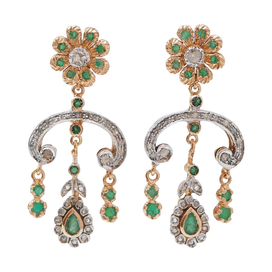 Orecchini con smeraldi, diamanti, oro rosa e argento.