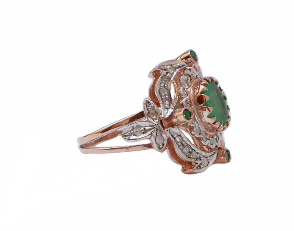 Anello Retrò in oro rosa 9 kt e struttura in argento con smeraldo centrale circondato da piccoli smeraldi e diamanti.
Questo anello è stato realizzato totalmente a mano da maestri orafi italiani ed è in perfette condizioni.
Diamanti 0.28 ct
Smeraldi
