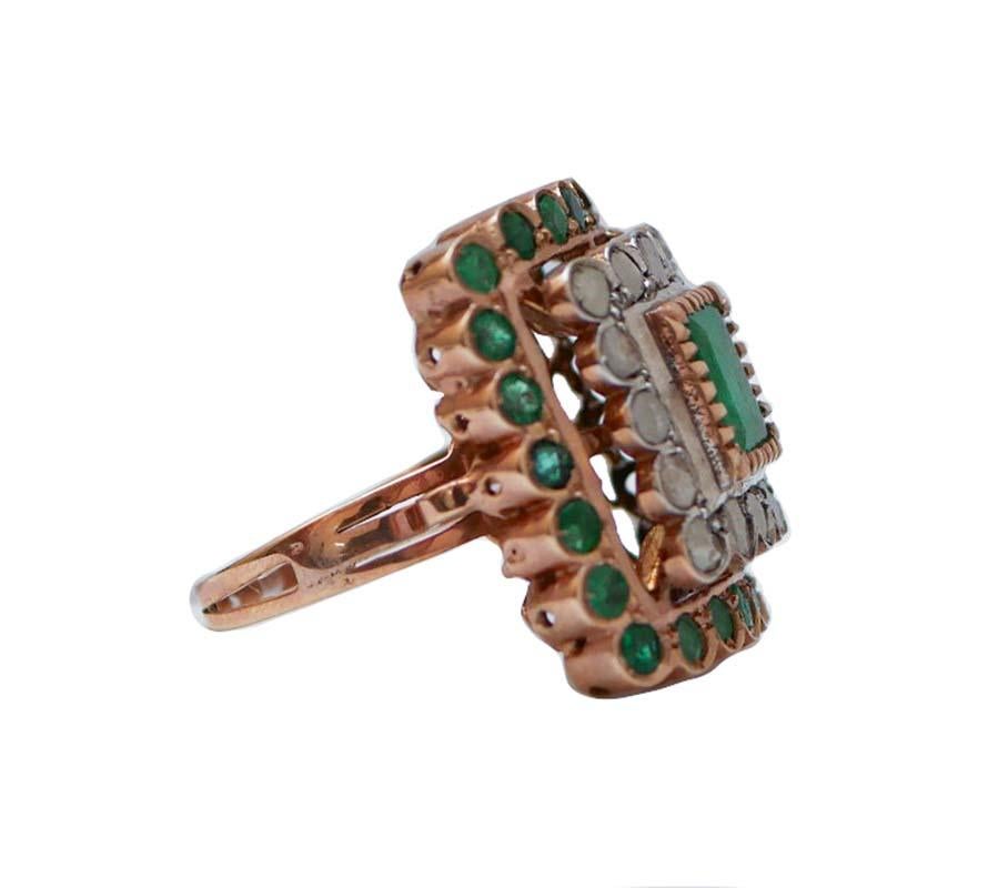 Fantastico anello in oro rosa 9 kt e struttura in argento con smeraldo centrale circondato da diamanti e piccoli smeraldi.
Questo anello è stato realizzato totalmente a mano da maestri orafi italiani ed è in perfette condizioni.
Diamanti 1,22