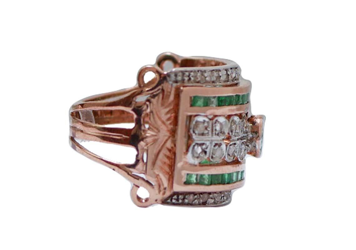 Fantástico anillo de oro rosa de 9 kt y estructura de plata montada con diamantes y esmeraldas.
Este anillo fue totalmente hecho a mano por maestros orfebres italianos y está en perfectas condiciones,
Diamantes 0,54 ct
Esmeraldas 1.00 ct
Peso total