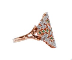 Anello con smeraldi, diamanti, oro rosa e argento.