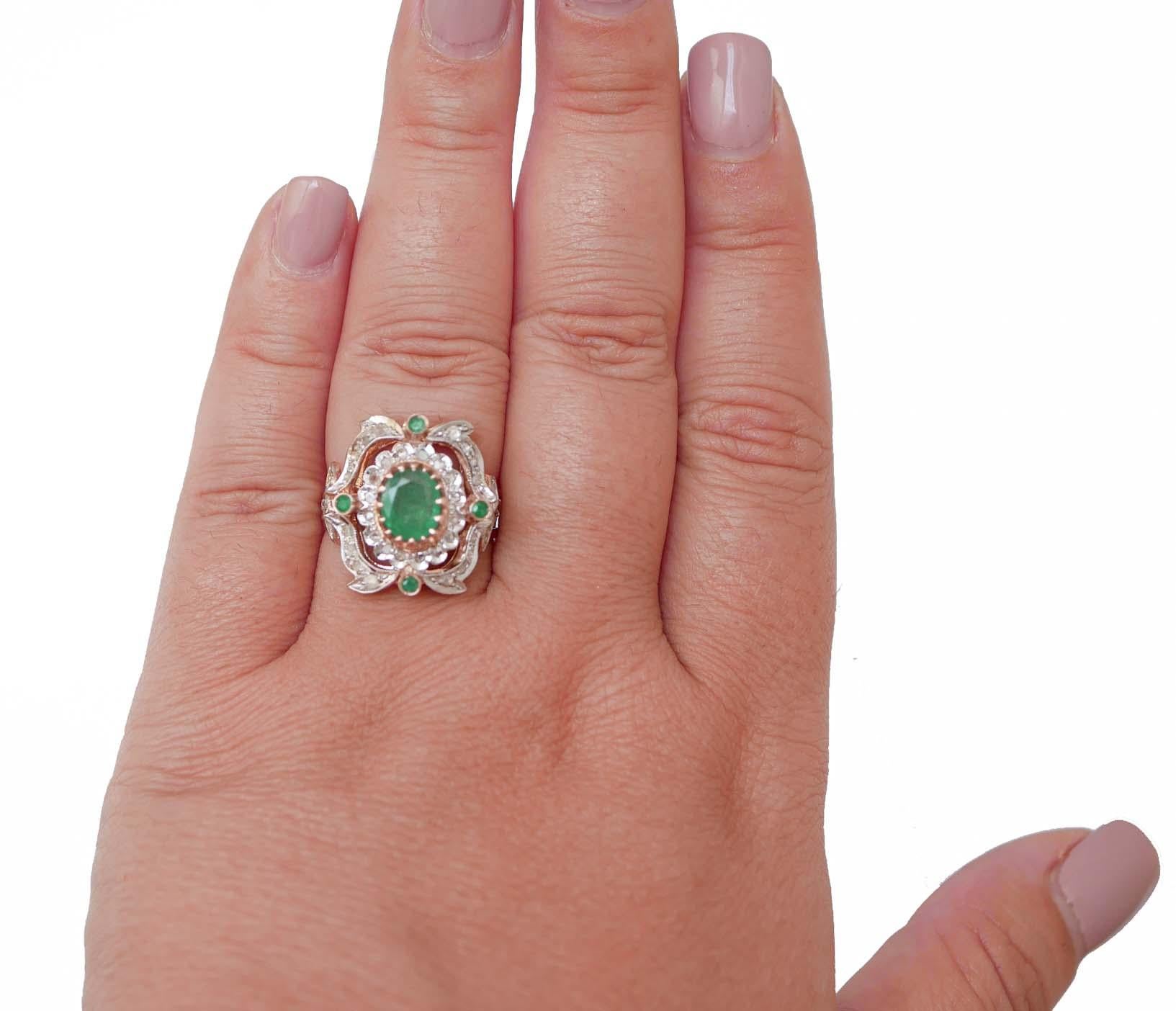 Taglio misto Anello con smeraldi, diamanti, oro rosa e argento. in vendita