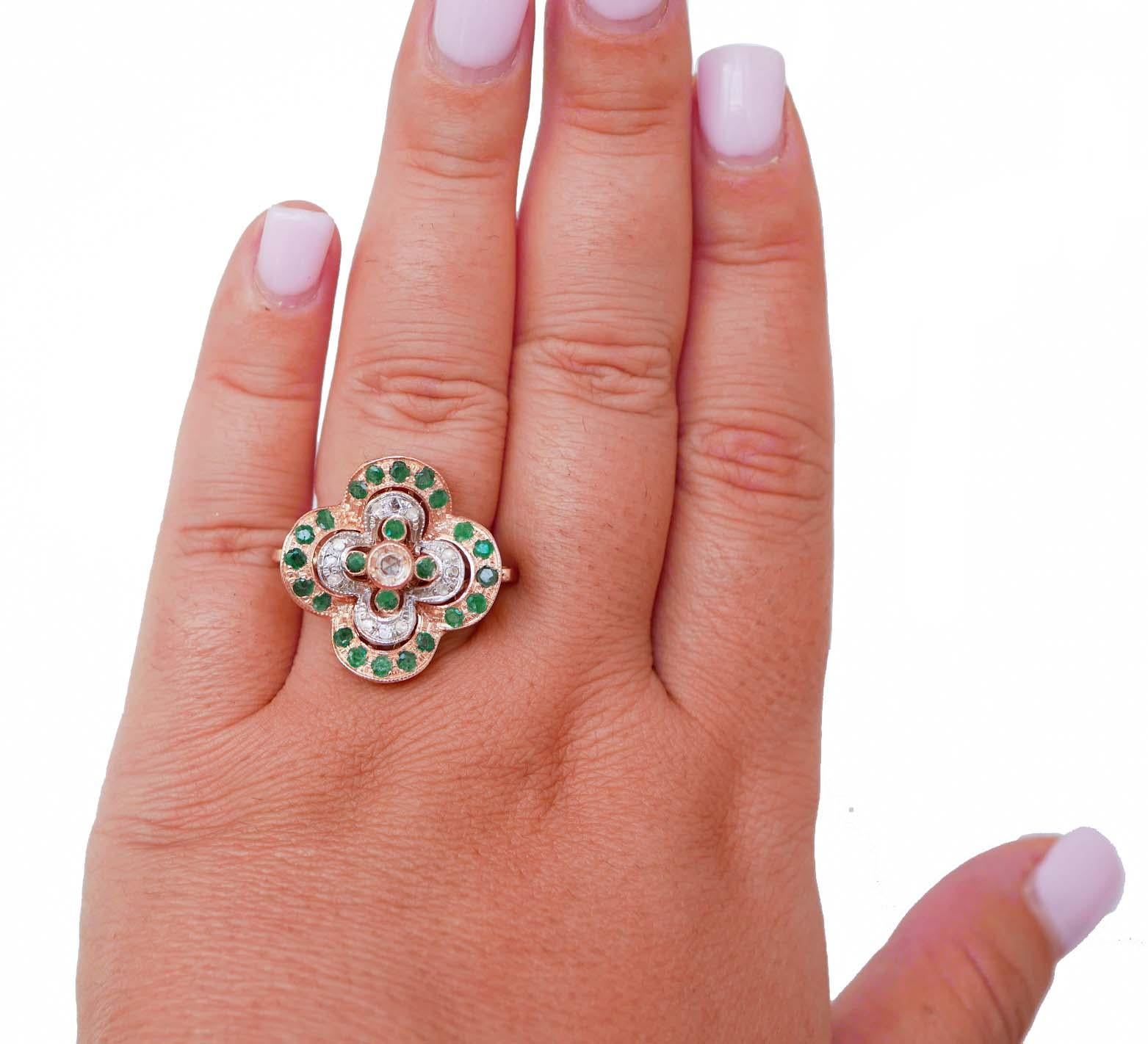 Taglio misto Anello con smeraldi, diamanti, oro rosa e argento. in vendita