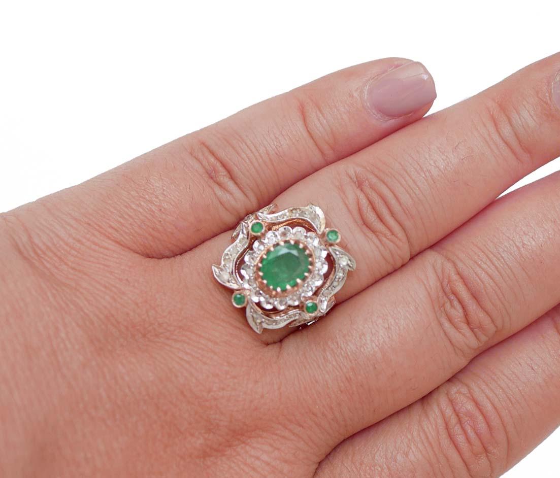 Anello con smeraldi, diamanti, oro rosa e argento. In condizioni buone in vendita a Marcianise, Marcianise (CE)