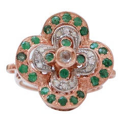 Anello con smeraldi, diamanti, oro rosa e argento.