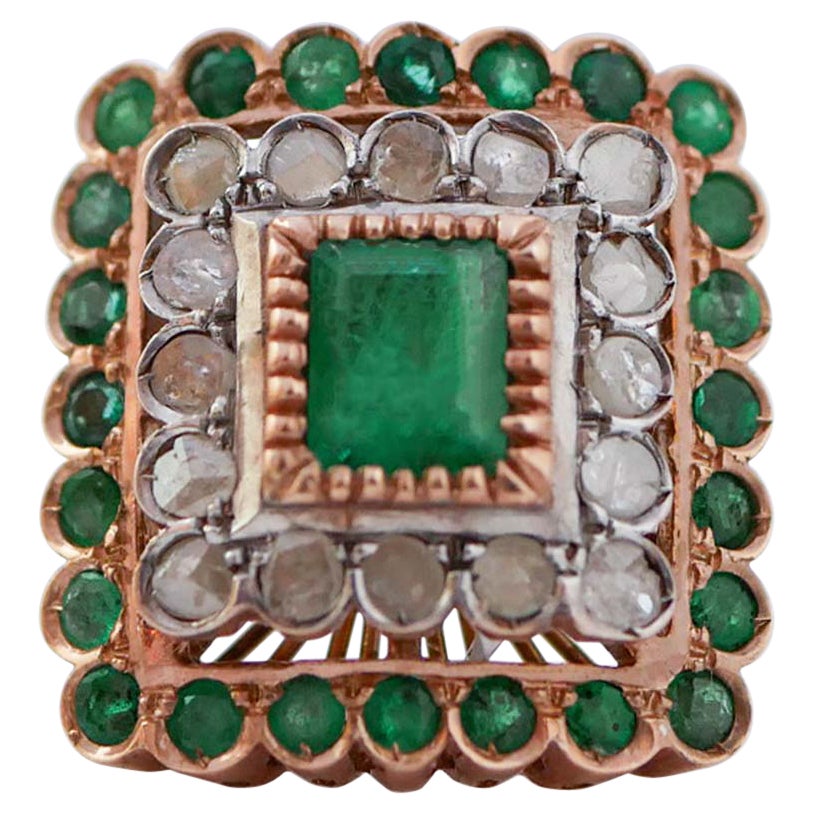 Anello con smeraldi, diamanti, oro rosa e argento.