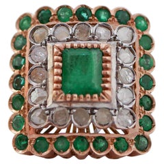 Anello con smeraldi, diamanti, oro rosa e argento.