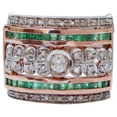 Anello con smeraldi, diamanti, oro rosa e argento.