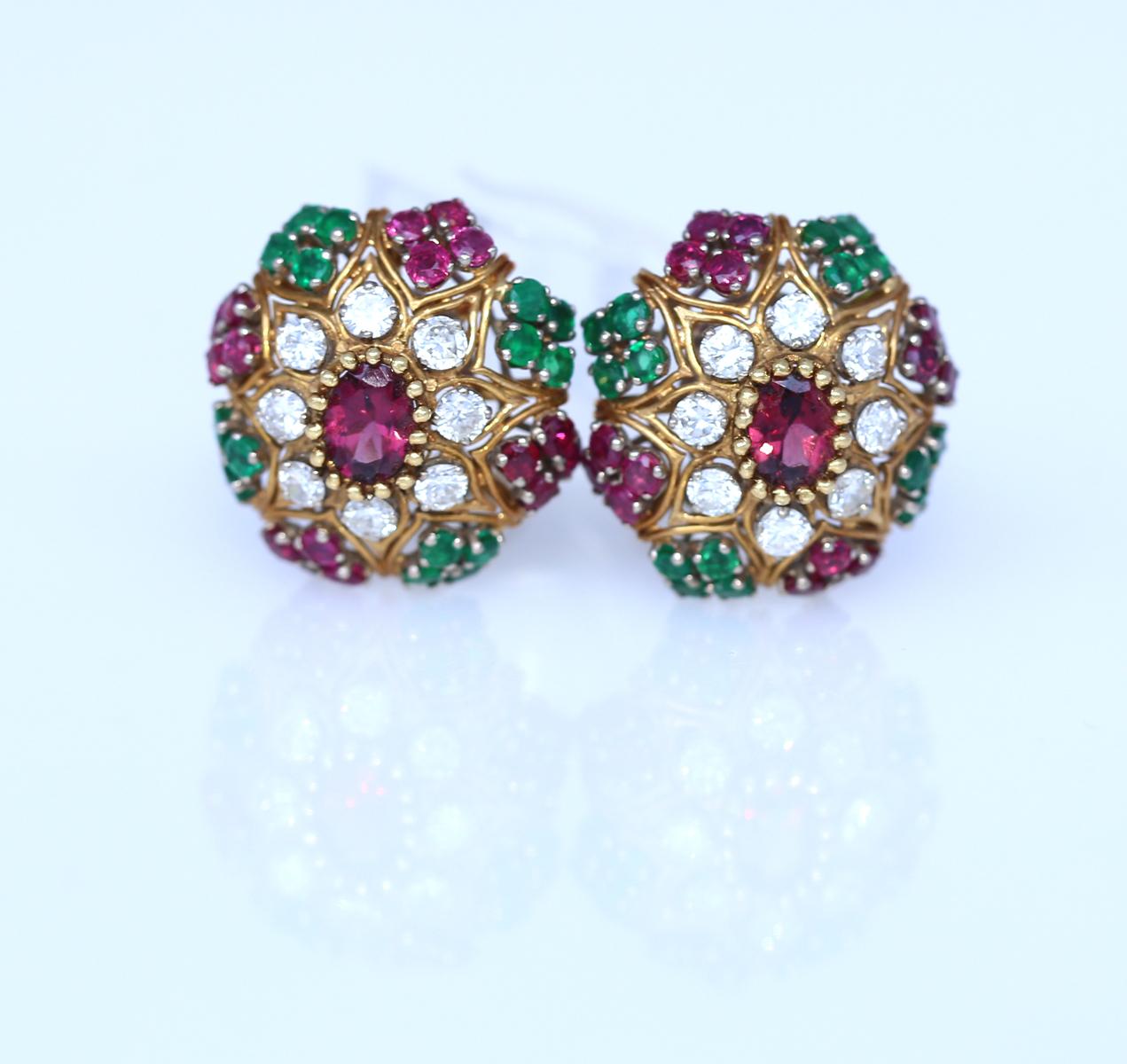 Emeralds with Diamonds and Tourmalines Clip-on Earrings. Fine earrings with Emeralds Diamonds Tourmalines. A colourful and elegant example of the 1970-es era. Attracting attention as the real 70es Diva should. 18 Karat Yellow Gold.
A stylish item