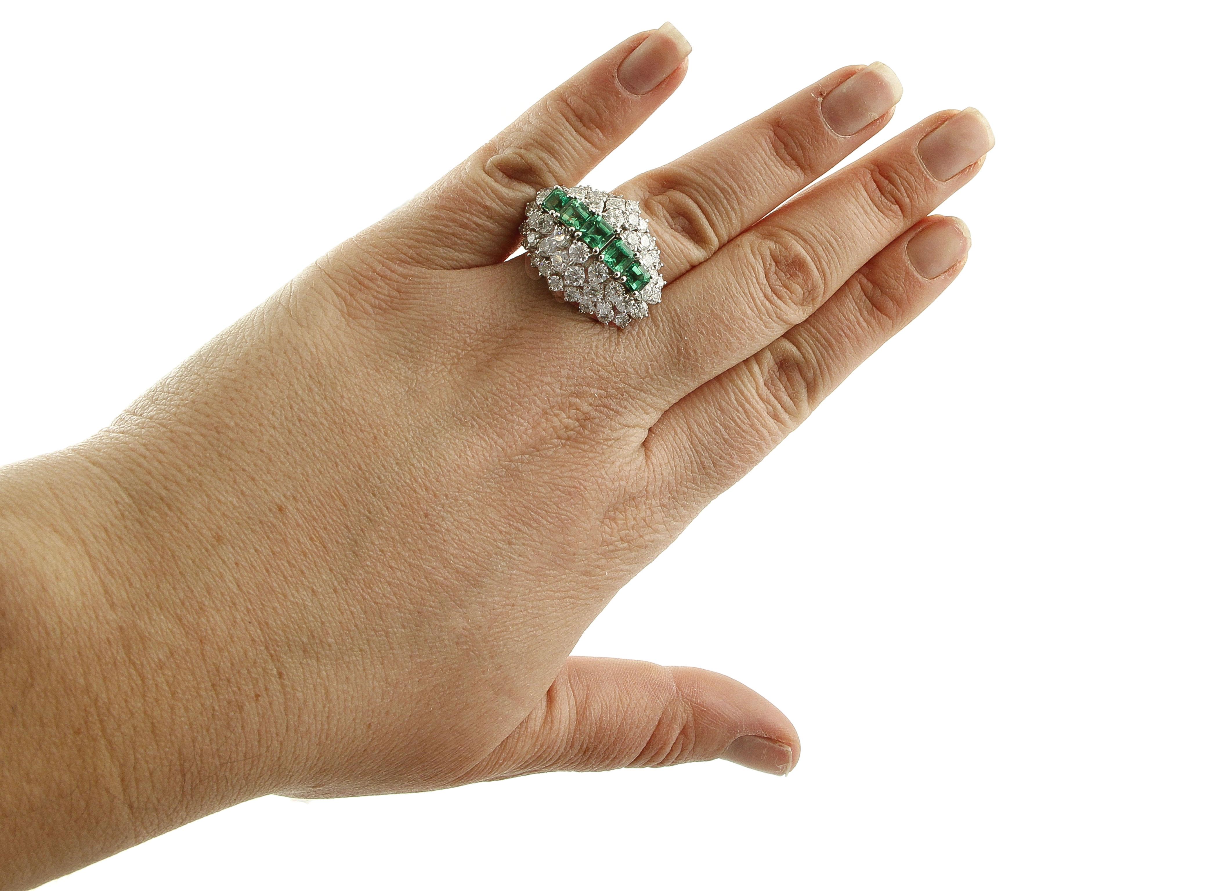Emeralds, Diamonds, White Gold Fashion Ring In Excellent Condition For Sale In Marcianise, Marcianise (CE)