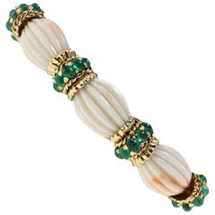 Bracelet à maillons en or rose 14 carats, émeraudes et coraux roses gravés