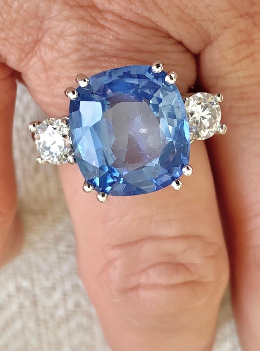 Taille coussin Maravellous bague en émeraudes et diamants avec saphir bleu de Ceylan non chauffé de 13,10 carats en vente