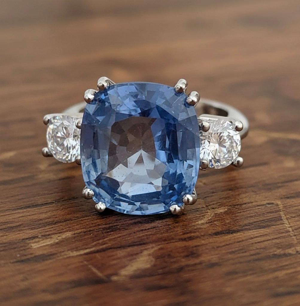 Contemporain Maravellous bague en émeraudes et diamants avec saphir bleu de Ceylan non chauffé de 13,10 carats en vente