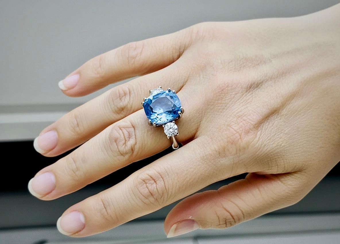Maravellous bague en émeraudes et diamants avec saphir bleu de Ceylan non chauffé de 13,10 carats en vente 1
