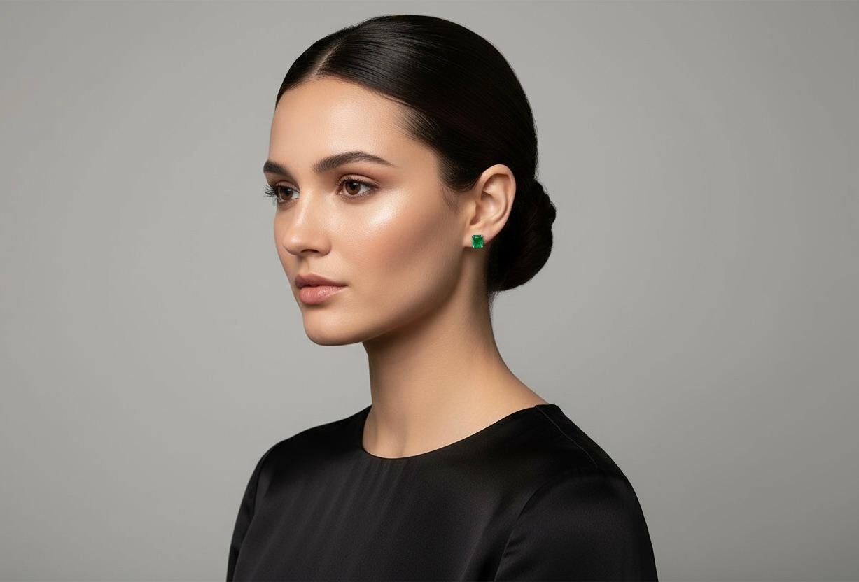 Contemporain Emeralds Maravellous 2.09 Carat Fine Colombian Emerald Stud Ears 18K en vente