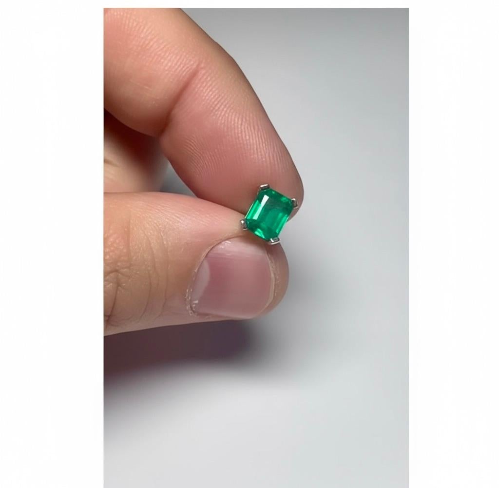 Taille émeraude Emeralds Maravellous 2.09 Carat Fine Colombian Emerald Stud Ears 18K en vente