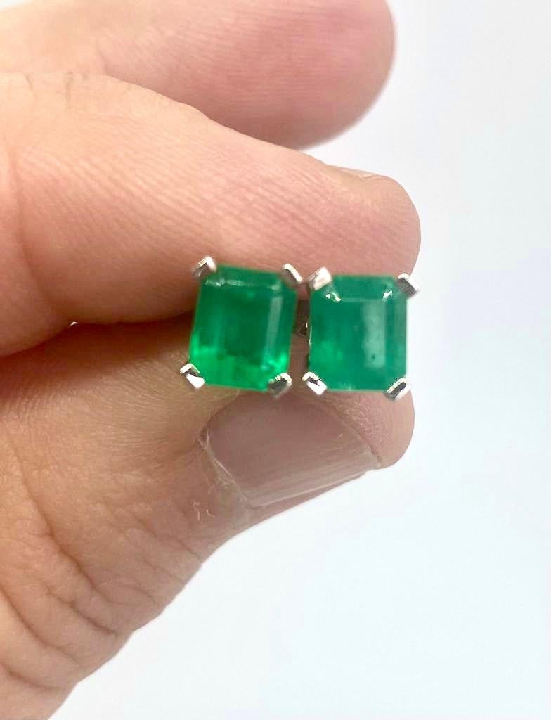 Emeralds Maravellous 2.09 Carat Fine Colombian Emerald Stud Earrings 18K For Sale 2