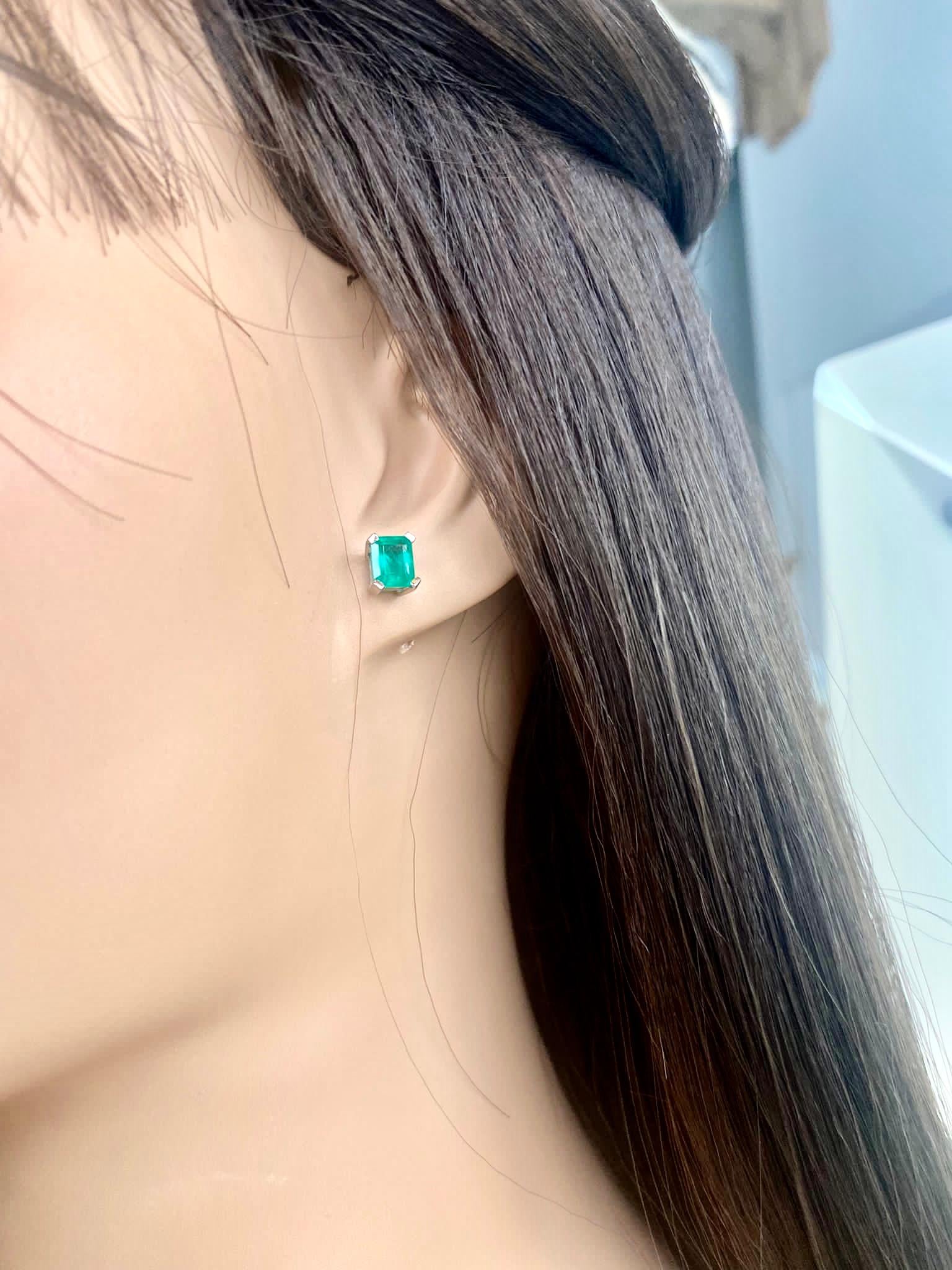 Emeralds Maravellous 2.09 Carat Fine Colombian Emerald Stud Earrings 18K For Sale 4