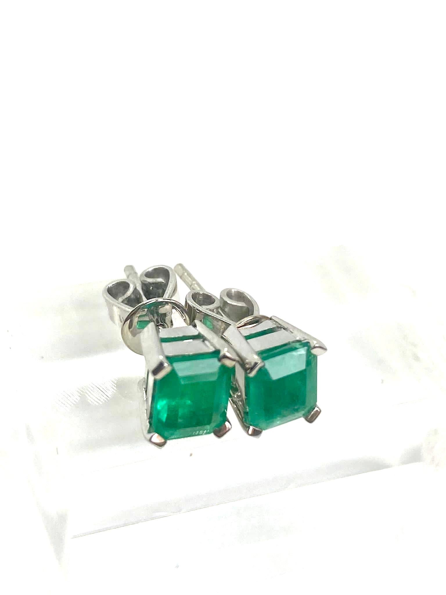 Women's Emeralds Maravellous 2.09 Carat Fine Colombian Emerald Stud Earrings 18K For Sale