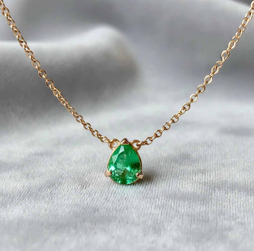 Diese tropfenförmige Solitär-Halskette hat einen Birnenschliff,  mittel grün natürlich  Kolumbianischer Smaragd von 2,25 Karat. Set in 18K Gelbgold Einstellung und an einem 16 Zoll lang, 18k Gold Kette befestigt.  Der Stil ist sehr