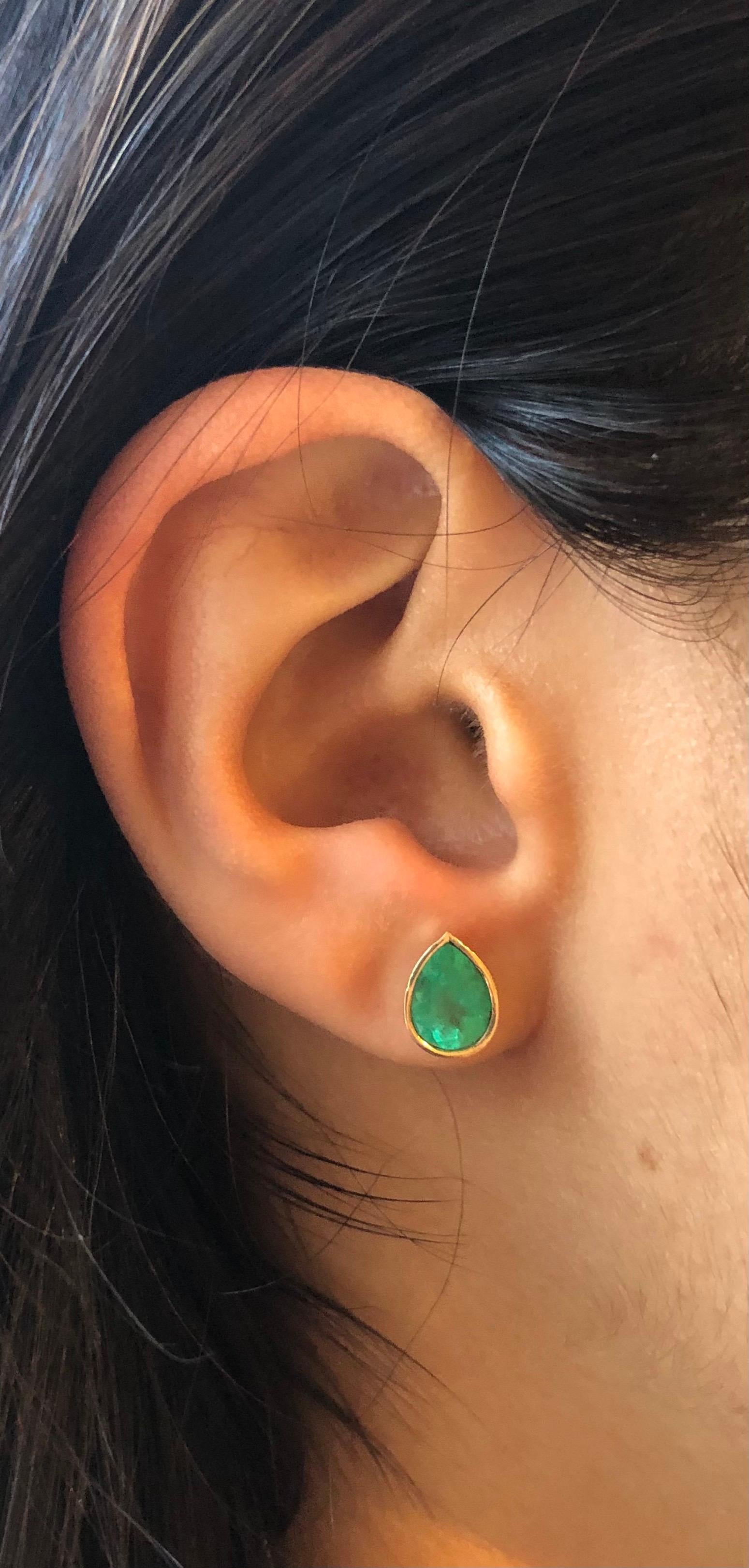 Emeralds Maravellous 2.40 Carat Natural Colombian Emerald Pear Cut Earrings 18K For Sale 2
