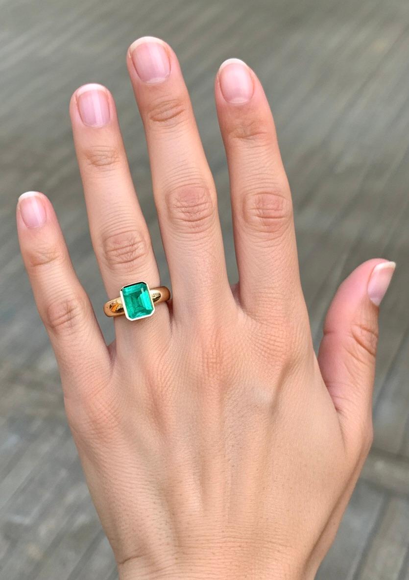 Ein atemberaubender natürlicher kolumbianischer Smaragd mit einer schönen Brillanz, macht es zu einem echten klassischen Smaragd Solitär Ring Primärstein: 100% natürlicher kolumbianischer Smaragd 
Form oder Schliff: Smaragd-Schliff Smaragd 
Gewicht: