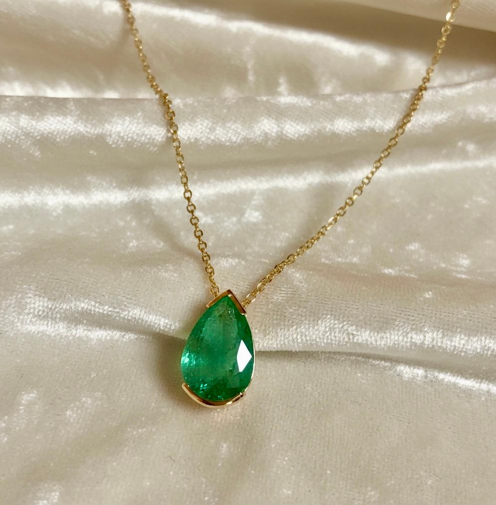 da uomo o donna Smeraldi Maravellous 3,00 Carati Colombiani Smeraldo Pear Drop Collana 18K in vendita