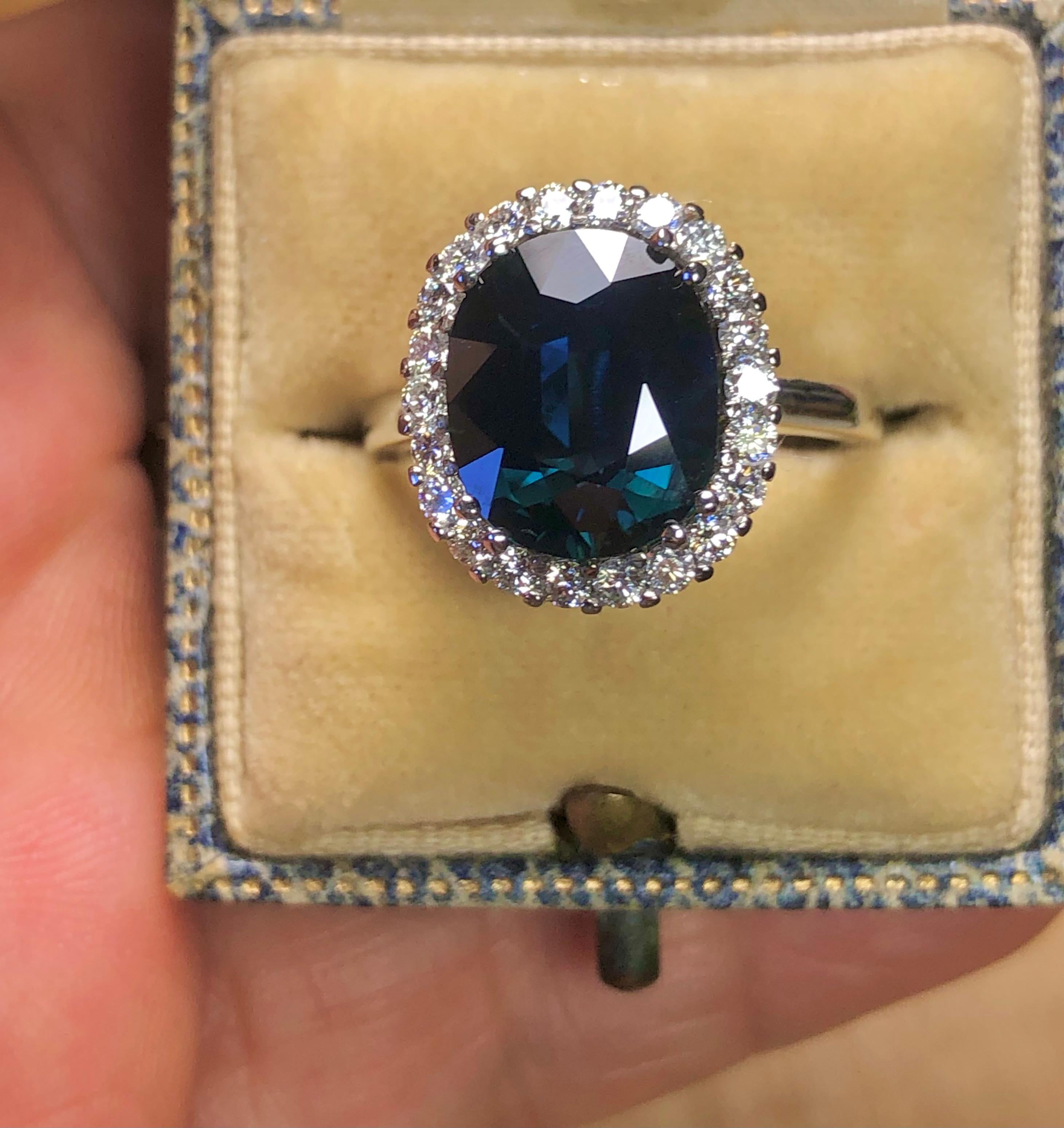 Contemporain Emeralds Maravellous 6.31 Carat Natural Blue Sapphire Diamond Ring en vente