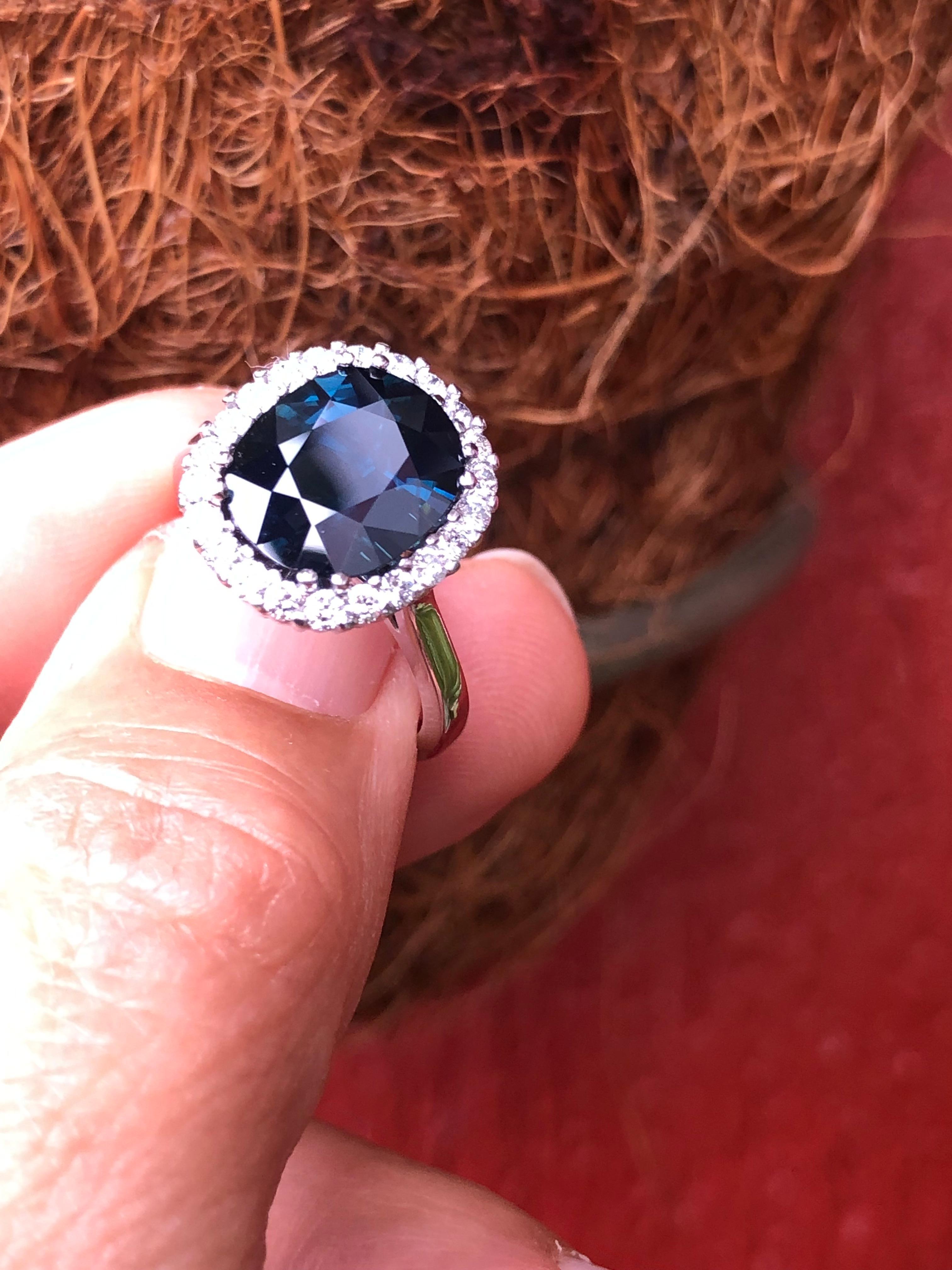 Emeralds Maravellous 6.31 Carat Natural Blue Sapphire Diamond Ring en vente 9