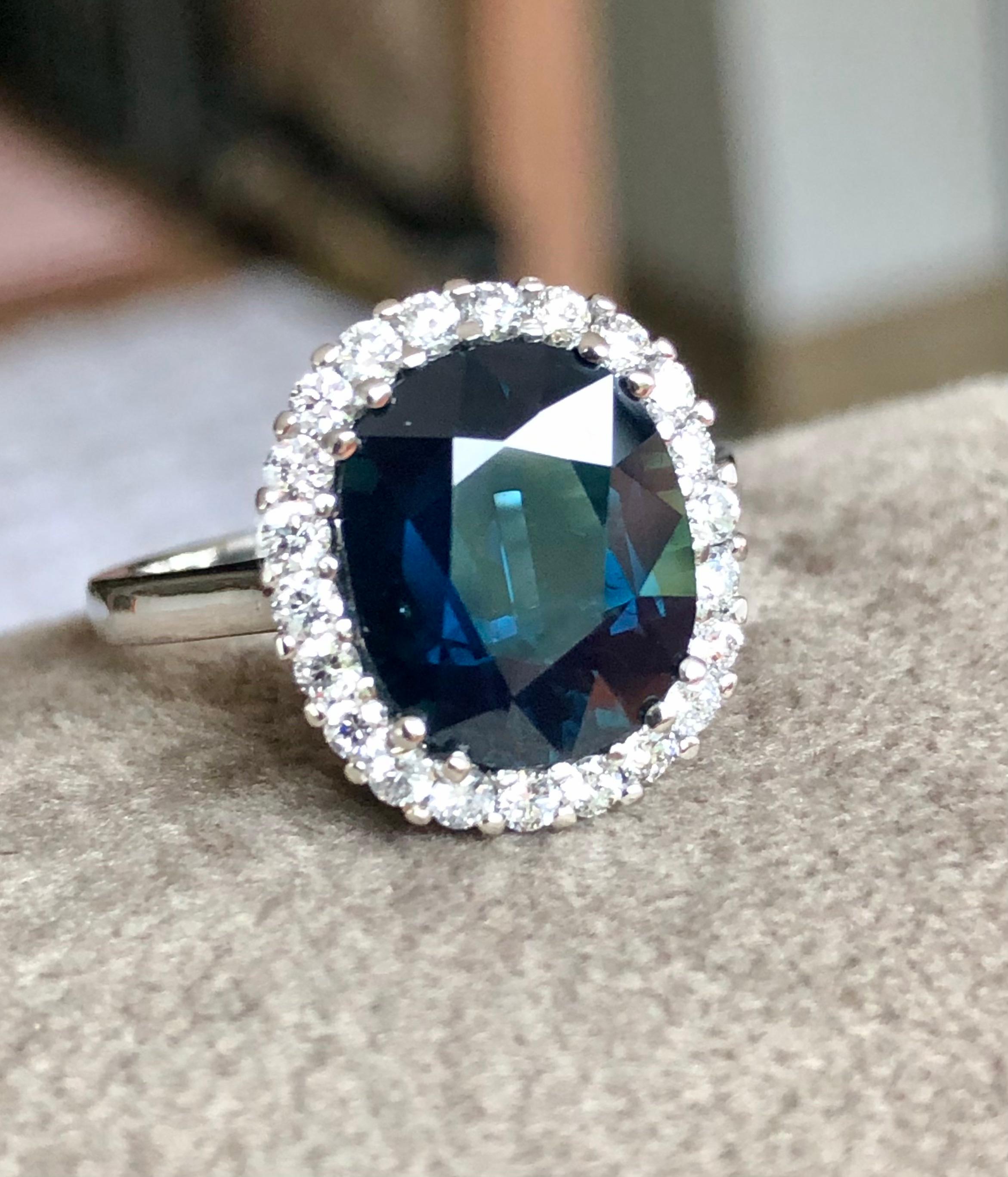 Taille ovale Emeralds Maravellous 6.31 Carat Natural Blue Sapphire Diamond Ring en vente