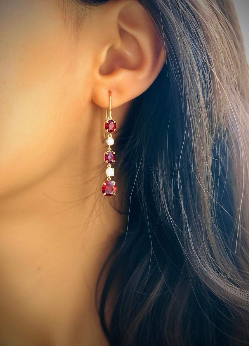 Boucles d'oreilles pendantes en or jaune 18 carats, composées de spinelles rouges de Birmanie non chauffés et de diamants. 
La paire de spinelles rouges taillés en coussin du bas pèse au total 3,02 carats et les quatre spinelles antiques taillés en