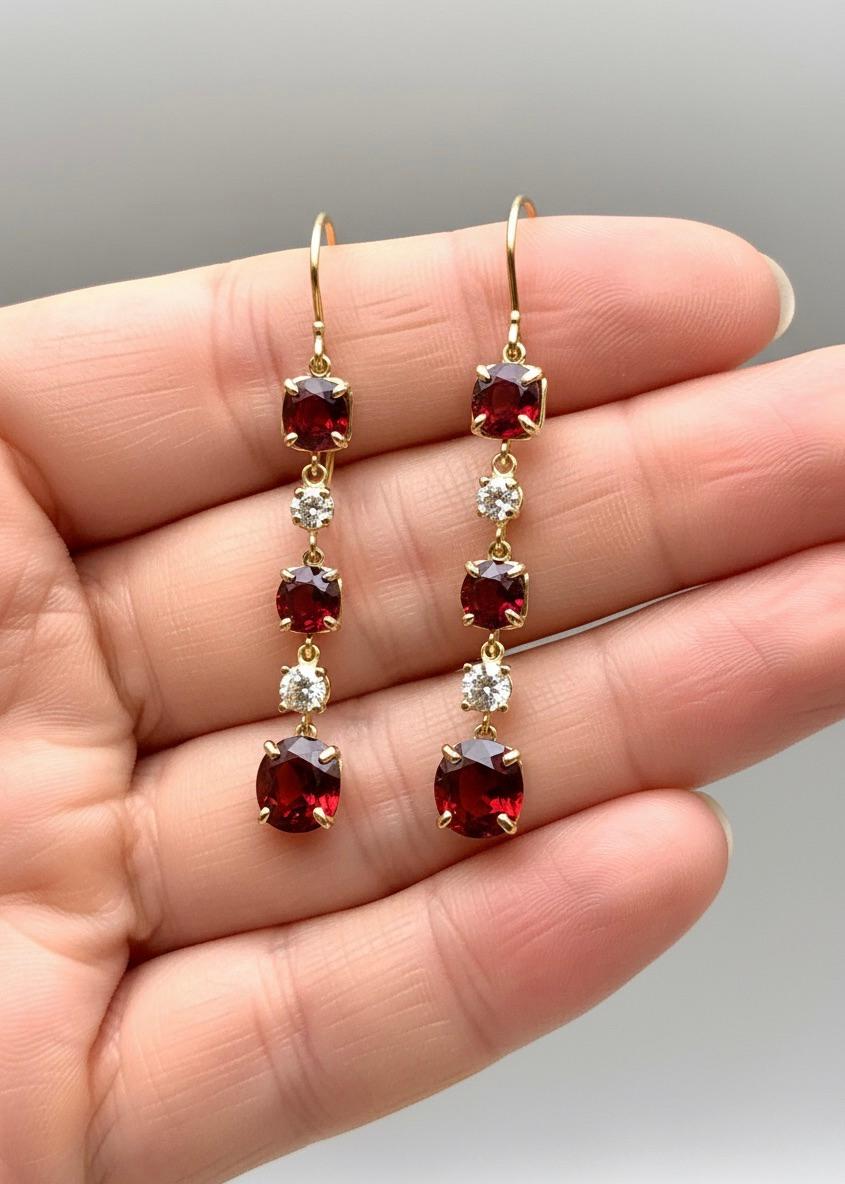 Taille coussin antique Emeralds Maravellous 6.79 Carats No Heat Red Spinel and Diamond 18K Drop Earring en vente