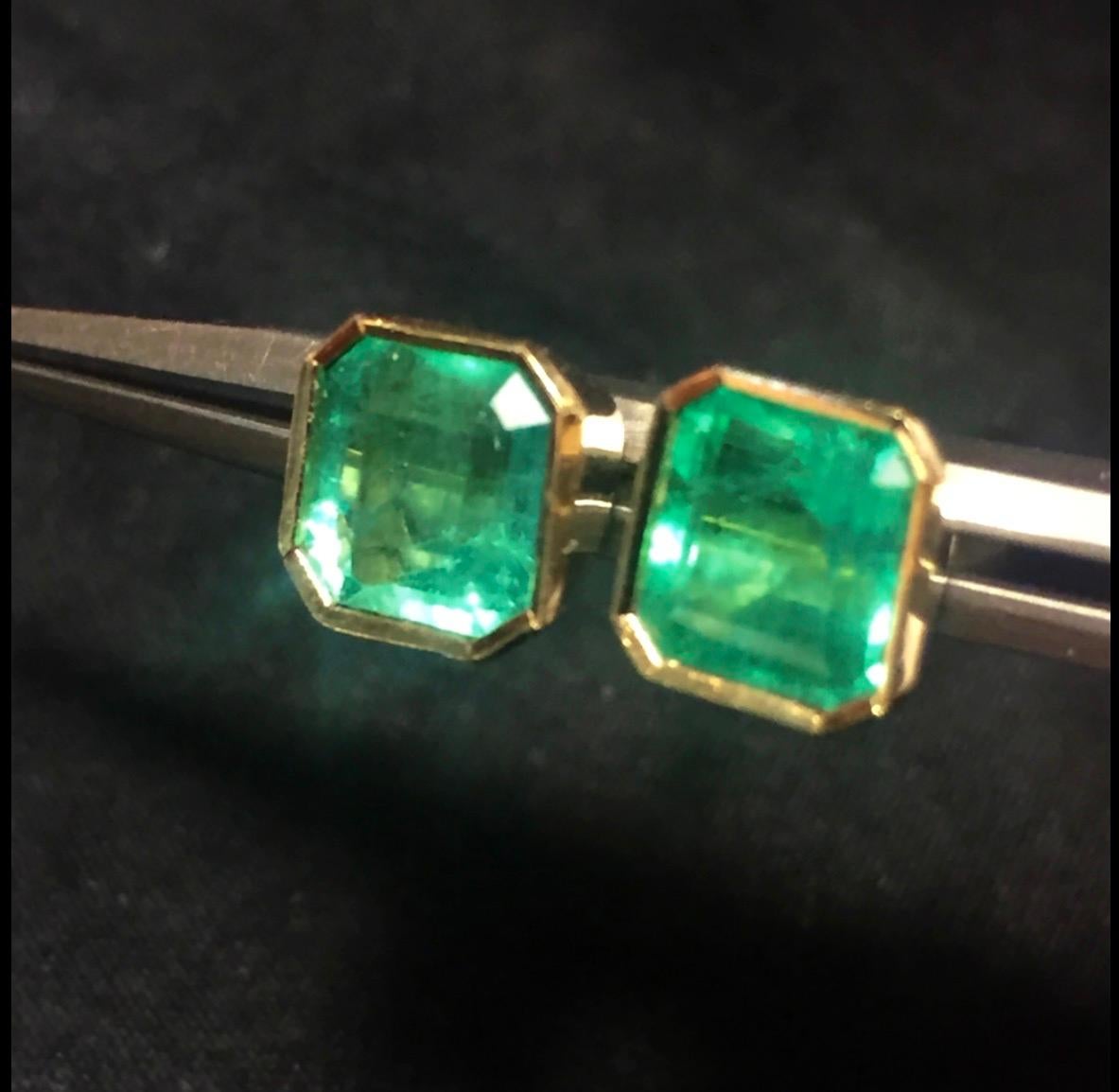 2.50 Carat Natural Colombian Emerald Stud Earrings 18K Yellow Gold
Primary Stones: 100% Natural Colombian Emerald
Shape or Cut : Emerald Cut
Average Color/Clarity : Medium Intense Green/ Clarity: SI
Total Weight Emeralds: 2.50 Carat
Style: Studs/