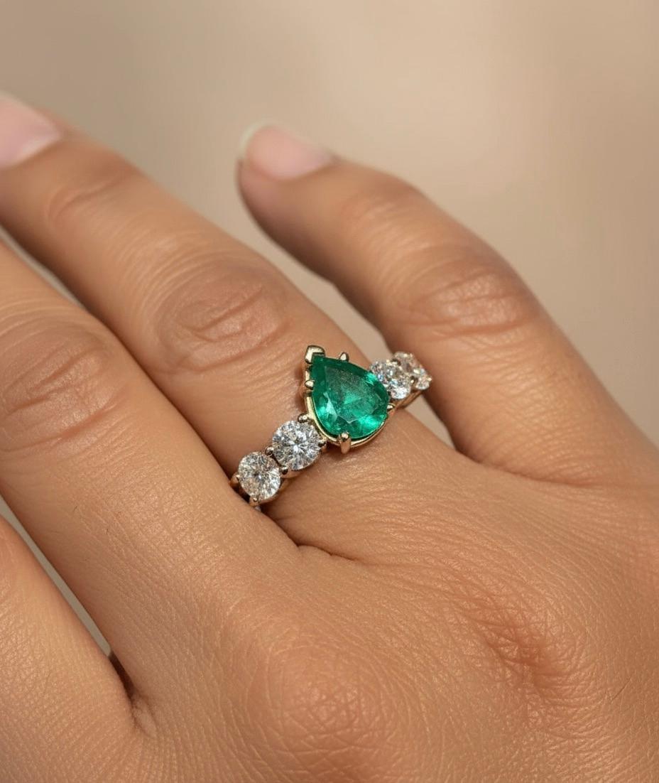 Estate natürlichen kolumbianischen Smaragd und runden Brillantschliff Diamant Verlobungsring 14K Gelbgold 
Natürlicher kolumbianischer Smaragd, Birnenschliff, Farbe/Klarheit: Mittelgrün/ Klarheit VS. Gesamtgewicht Smaragd: 2,06 Karat
Zweiter Stein: