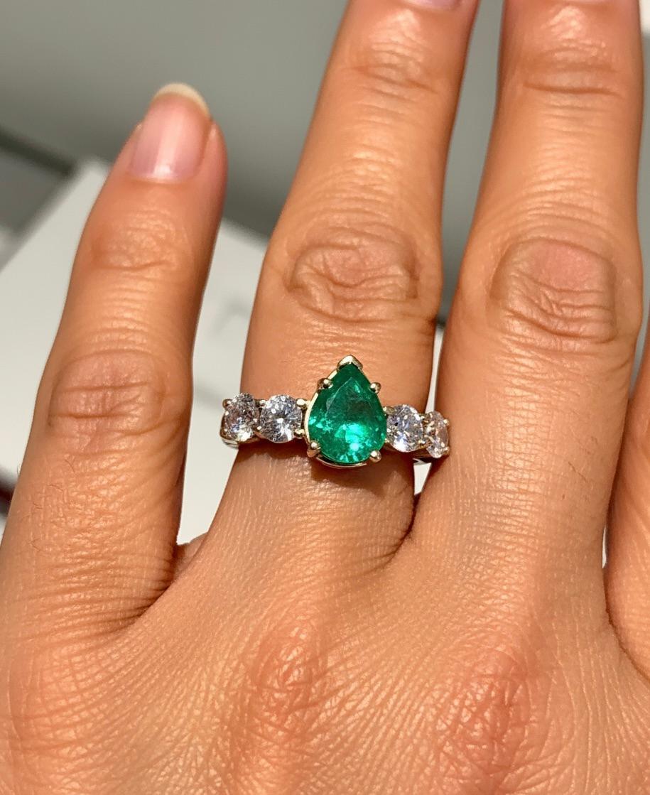 Verlobungsring mit Smaragden, bezauberndem kolumbianischen Smaragd, Diamant 14 Karat (Zeitgenössisch) im Angebot