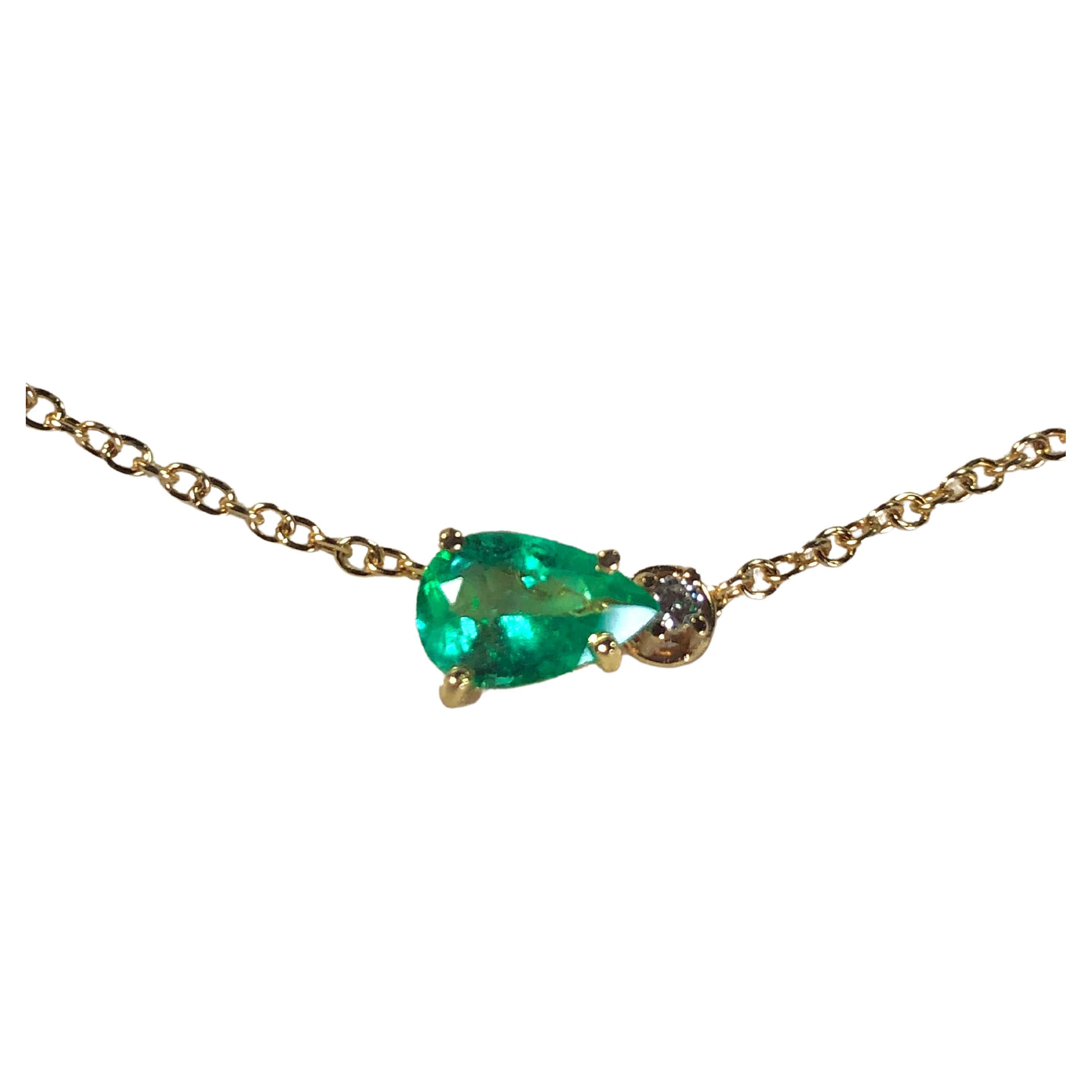Pear Shape Colombian Emerald Solitaire Pendant Drop Necklace in 18K Yellow Gold
This fine necklace features a medium-fine green natural Colombian emerald approx. 1.00 Carat, Pear Shaped with a 2mm diamond accented.
Chain 18K Yellow Gold Cable