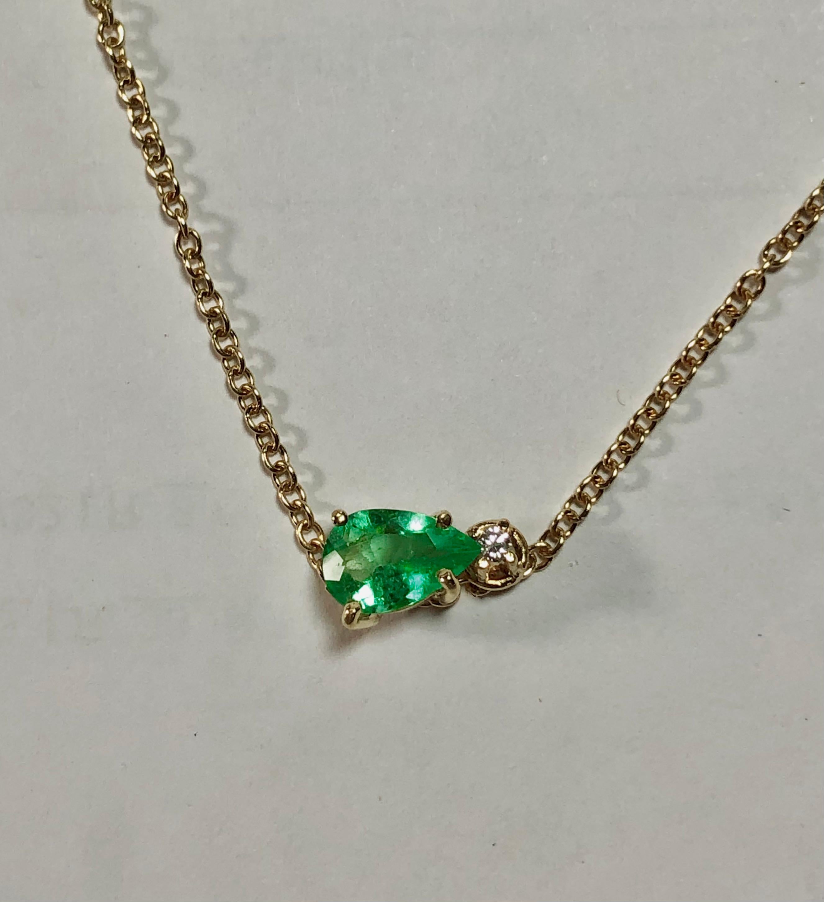 Modern Emeralds Maravellous Colombian Emerald Solitaire Pendant Drop Necklace in 18k For Sale