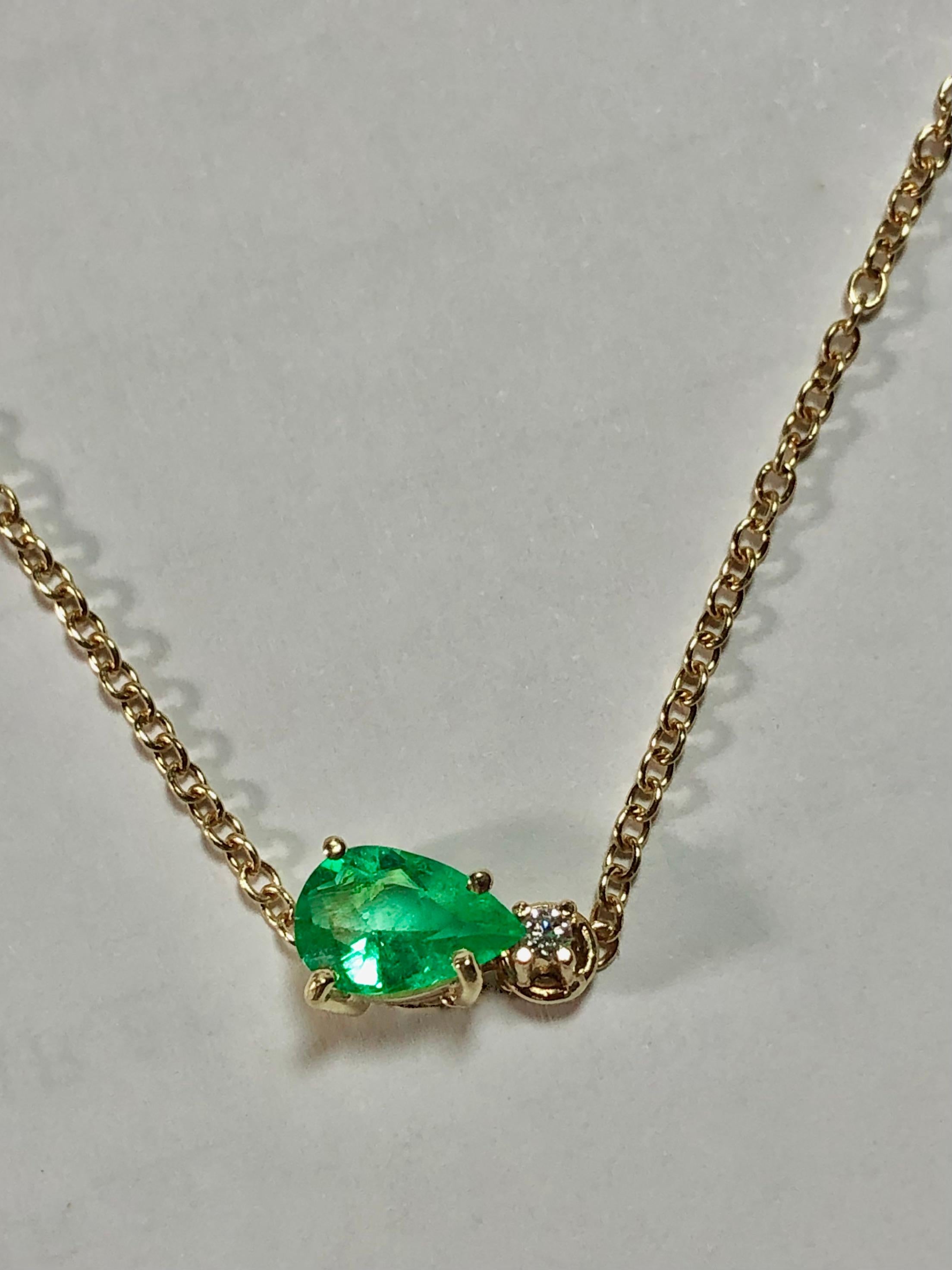 Women's Emeralds Maravellous Colombian Emerald Solitaire Pendant Drop Necklace in 18k For Sale