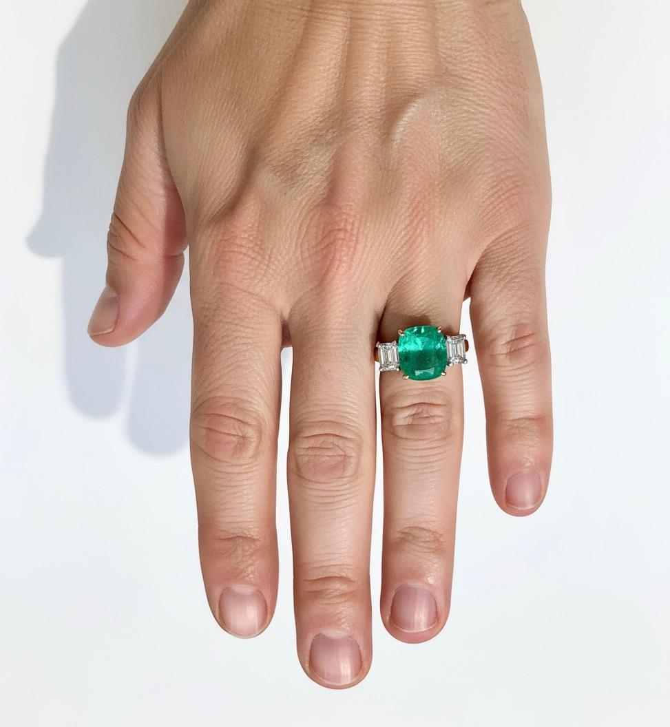 Magnifique bague en or 18 carats avec diamants et émeraudes de Colombie taille coussin de qualité naturelle en vente 7