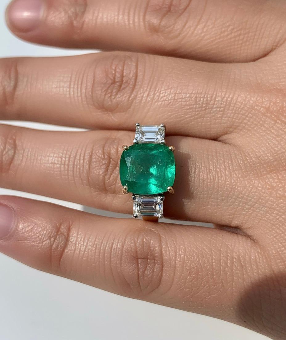 Magnifique bague en or 18 carats avec diamants et émeraudes de Colombie taille coussin de qualité naturelle en vente 2