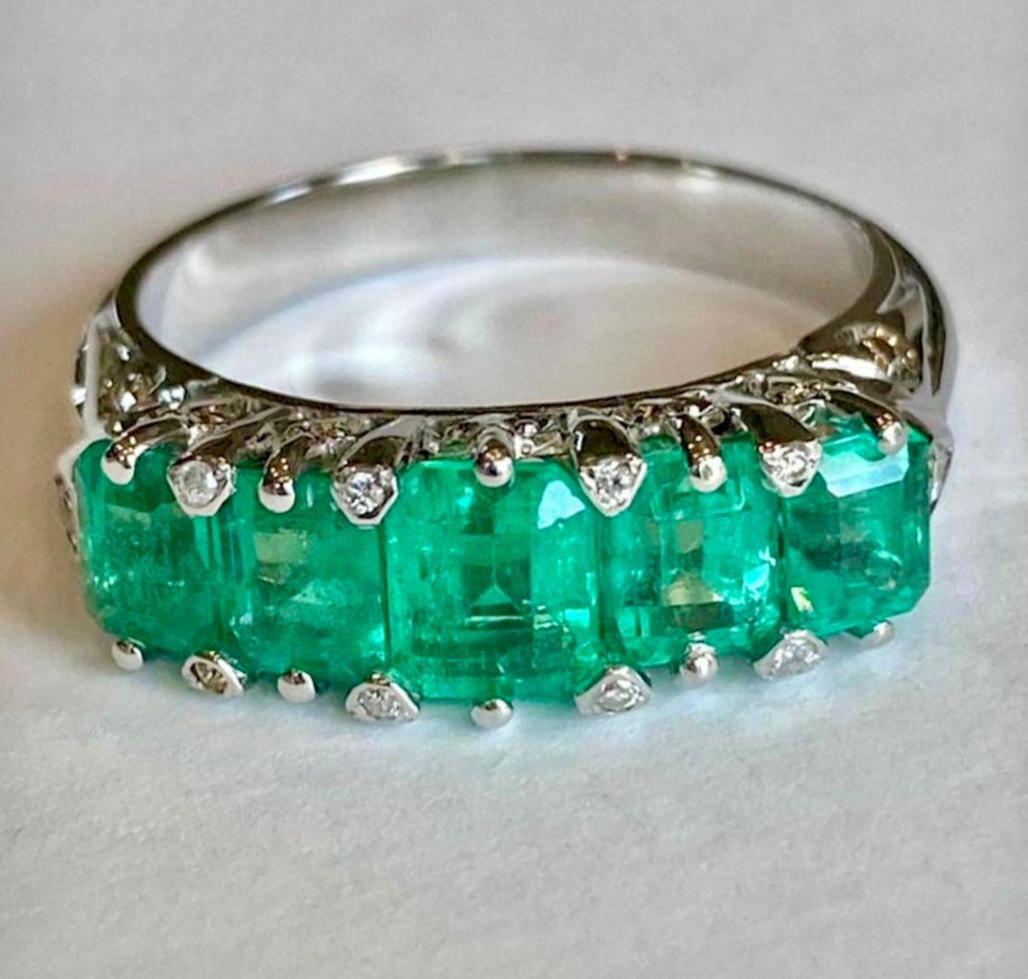 Emeralds Maravellous Five Stone Colombian Emerald Victorian Style Ring 18K For Sale 2