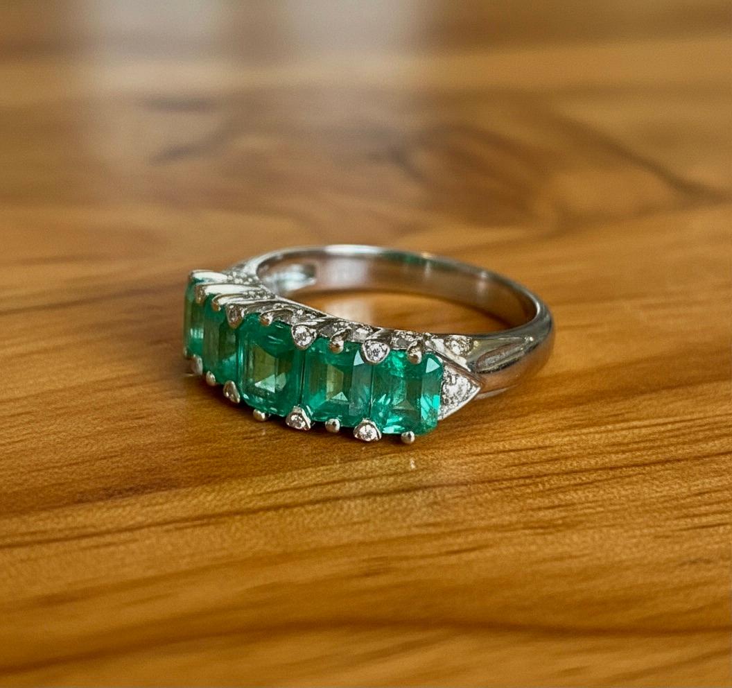 Emeralds Maravellous Fünf Stein kolumbianischen Smaragd viktorianischen Stil Ring 18K im Angebot 7