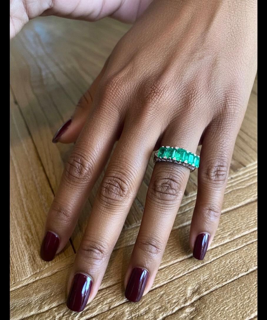 Emeralds Maravellous Fünf Stein kolumbianischen Smaragd viktorianischen Stil Ring 18K im Angebot 8