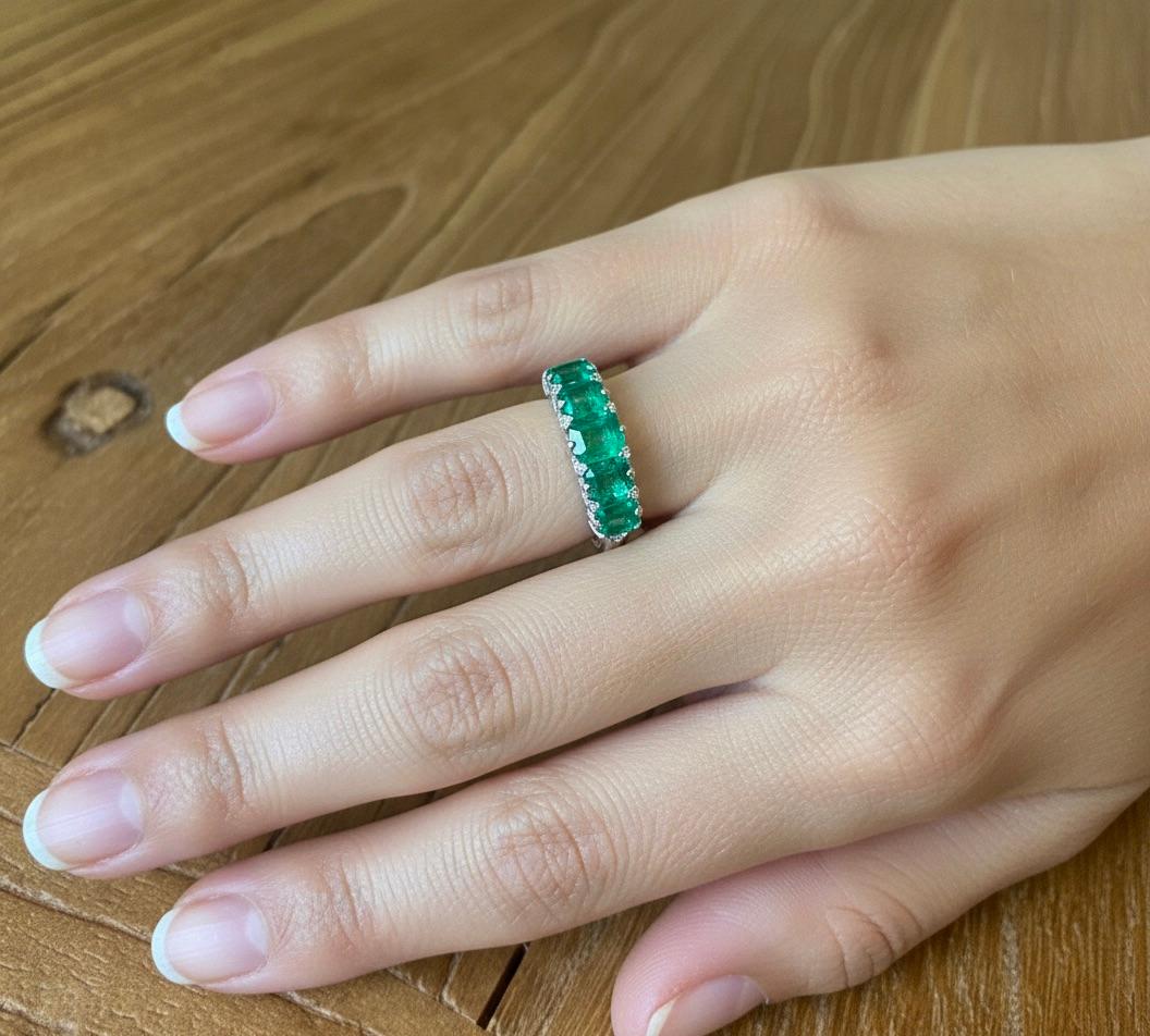 Emeralds Maravellous Fünf Stein kolumbianischen Smaragd viktorianischen Stil Ring 18K (Viktorianisch) im Angebot