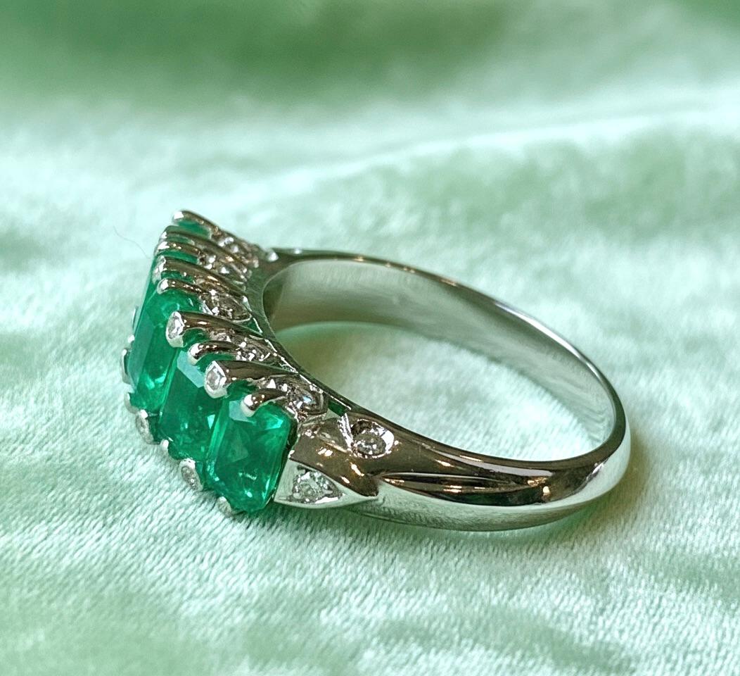Emeralds Maravellous Fünf Stein kolumbianischen Smaragd viktorianischen Stil Ring 18K (Smaragdschliff) im Angebot