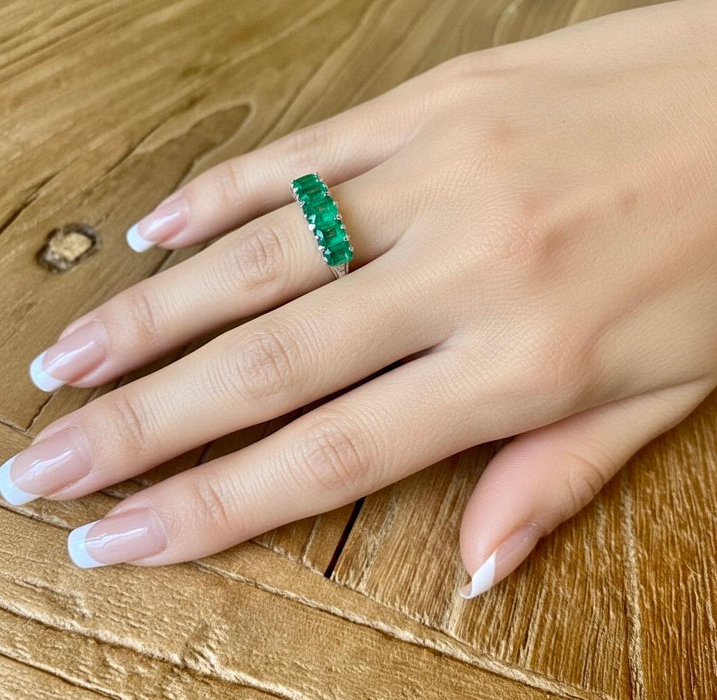 Emeralds Maravellous Fünf Stein kolumbianischen Smaragd viktorianischen Stil Ring 18K im Angebot 4