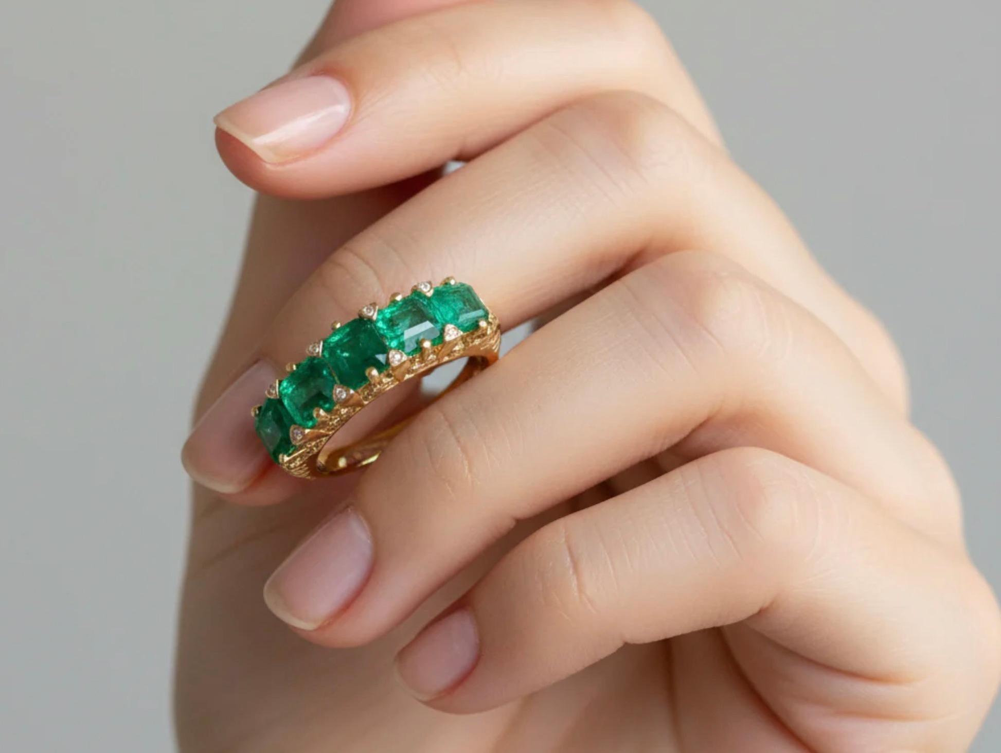 Smaragde Wunderschöner prächtiger kolumbianischer Smaragd Fünf-Stein-Ring 18K (Smaragdschliff) im Angebot